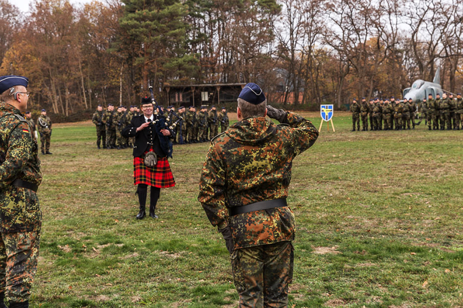 Dudelsackspieler Auftritt beim Übergabeapell des Führungsunterstützungszentrum der Luftwaffe am 22. November 2018 in der Luftwaffenkaserne Köln-Wahn - Bild