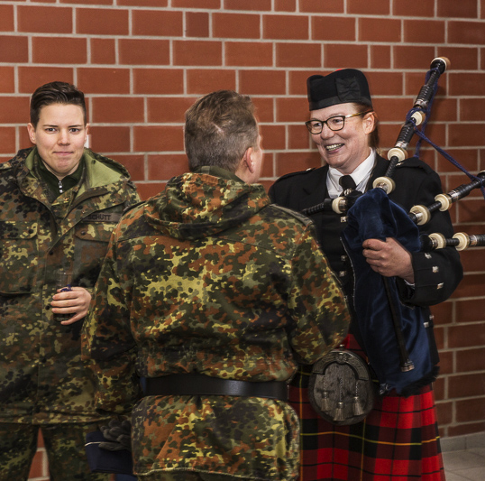 Dudelsackspielerin Auftritt beim Übergabeappell des Führungsunterstützungszentrum der Luftwaffe am 22. November 2018 in der Luftwaffenkaserne Köln-Wahn - Bild